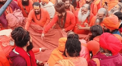 महाकुंभ 2025 का भव्य दृश्य: प्रयागराज संगम पर लाखों श्रद्धालुओं की भीड़, साधु-संतों की उपस्थिति, पवित्र नदी पर सूर्योदय और भगवा ध्वजों के साथ आध्यात्मिक वातावरण।